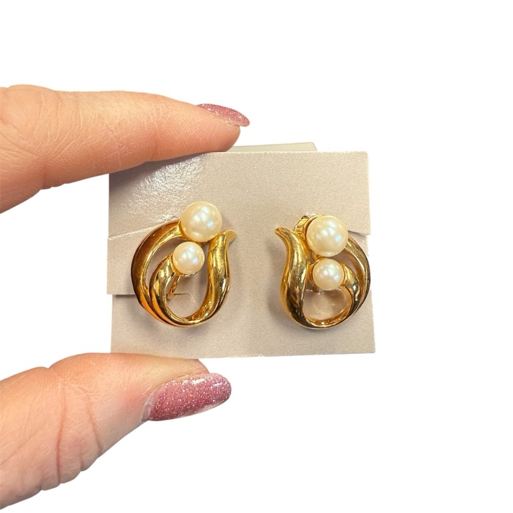 Avon “modern classic” Goldtone and Pearl clip  Earrings NIB vintage 1992